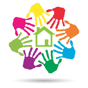 概念或概念的绿色房子或与儿童或孤立的白色背景上的人类手印圈建立标记或符号