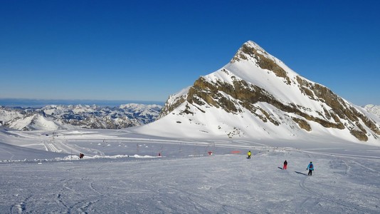 滑雪坡和山奥尔登峰，冰川德迪亚布勒雷