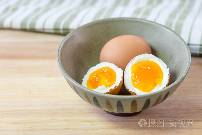在日本碗半半熟的煮鸡蛋