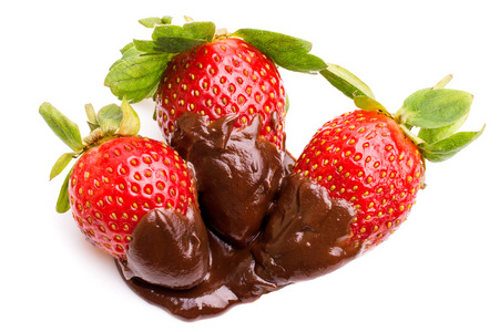 在白色背景上的巧克力草莓