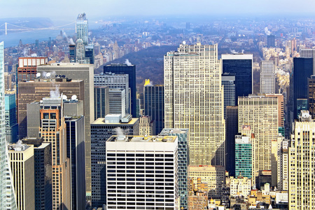 纽约城市天际线与城市的摩天大楼在日落