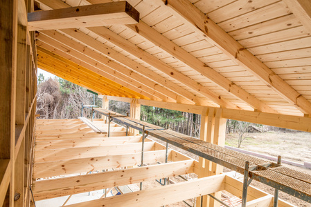 木构架下施工的新房子