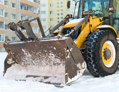 拖拉机是准备清除街道上的积雪
