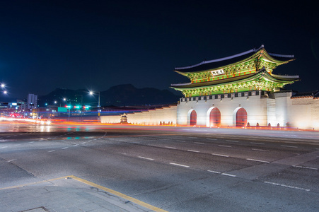 Geyongbokgung 宫和车夜晚的灯光在首尔韩国
