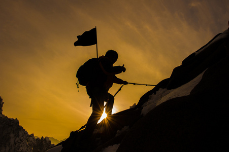 登山者和夕阳的剪影