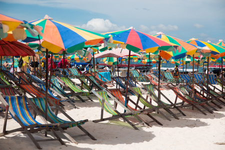 沙滩椅和与海滩上的伞