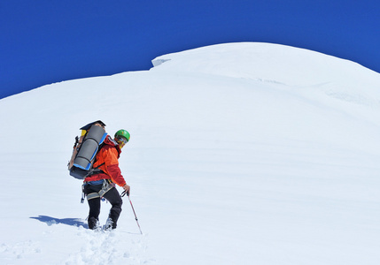 在孤峰上的登山者