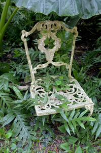 花园中的白色老式椅子