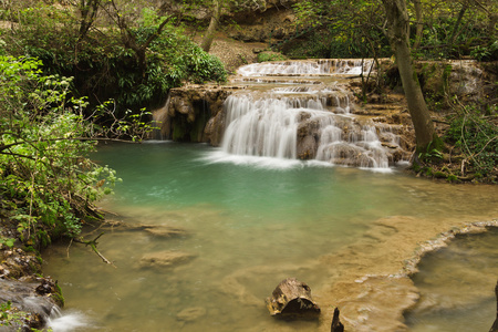 夏天的瀑布场景