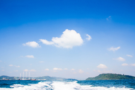 从海上的船上看风景