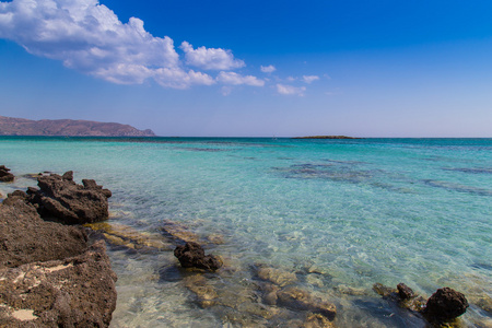 在希腊的小岛上美丽的海滩图片