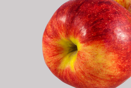 美味的成熟红苹果，紧靠灰色背景。与 clippin