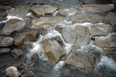 斯萨尔兰的光滑河流和岩石