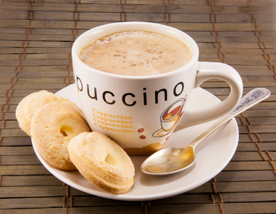 杯卡布奇诺咖啡和饼干