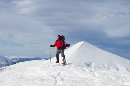 在山里徒步旅行带着背包和帐篷雪的冬天