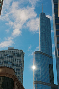 美国芝加哥 抬头看着以美国现任总统唐纳德命名的国际酒店和塔, 芝加哥河上的运河巡航带来了阳光反射