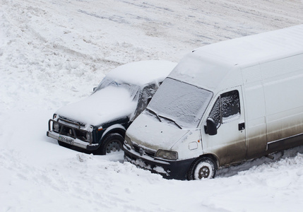 积雪的路上突然和大雪的乡间路上。它的驾驶变得危险