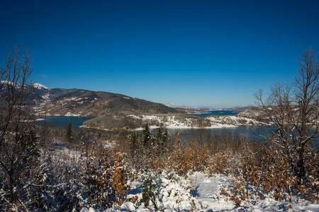 冬天的雪景与湖 Plastira，Fesalia，希腊