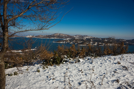 冬天的雪景与湖 Plastira，Fesalia，希腊