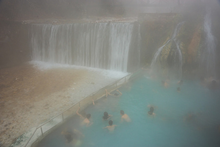 希腊 Loutra Posar 温泉周围的薄雾