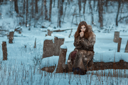 女孩坐在冬天和温暖手