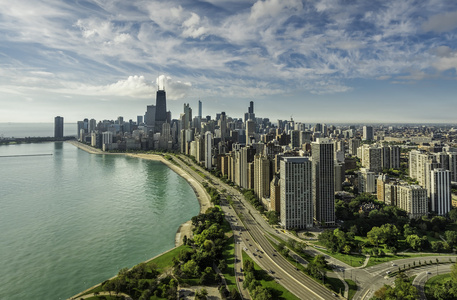 芝加哥天际线与海滩路
