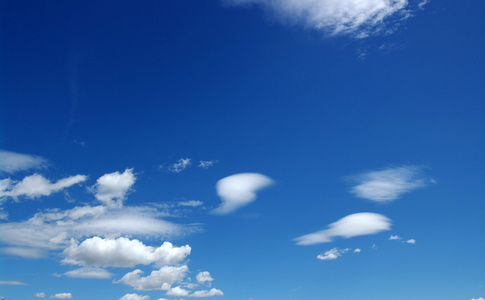 蓝蓝的天空和洁白的云朵