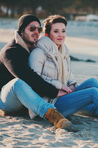 可爱的年轻夫妇，在冬天的海滩上