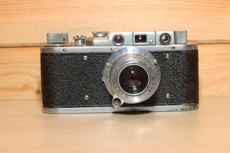 老式相机在一个木制的背景上