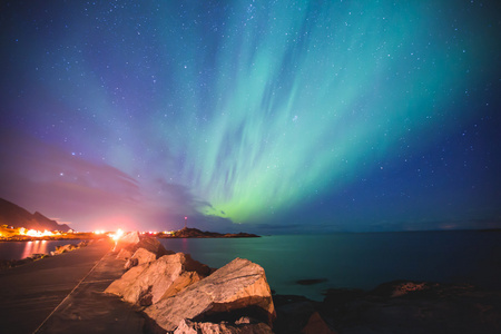 美丽的图画，大量五颜六色的充满活力的北极光，极光，也知道作为北极光在夜空中在挪威罗弗敦群岛上空