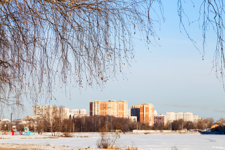 冻结湖和公寓房屋在城市在冬天