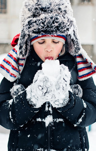 孩子试尝雪的味道