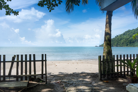 风景优美的海上从海滩观