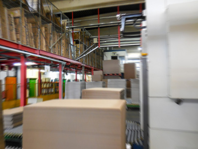 造纸厂仓库的模糊视图。运动和工作理念
