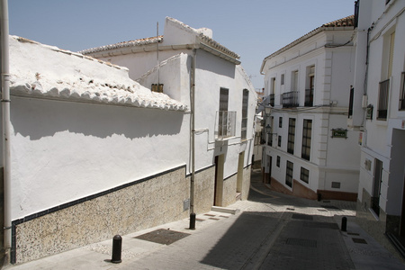 在西班牙马拉加省的 Alozaina 小镇的街道上