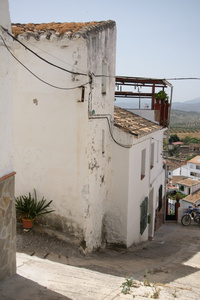在西班牙马拉加省的 Alozaina 小镇的街道上