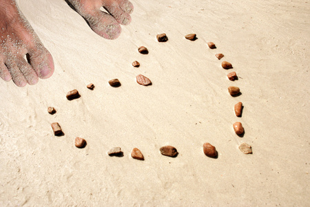 在沙滩上的心标志