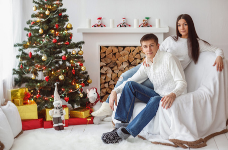 年轻的夫妇在圣诞树上