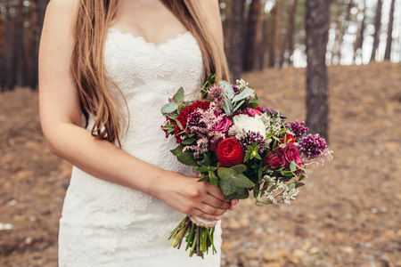 丁香婚礼花束在新娘手上婚礼仪式中脱颖而出