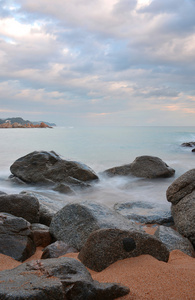 海浪冲击着大海的岩石