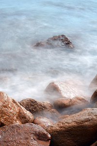 海浪冲击着大海的岩石