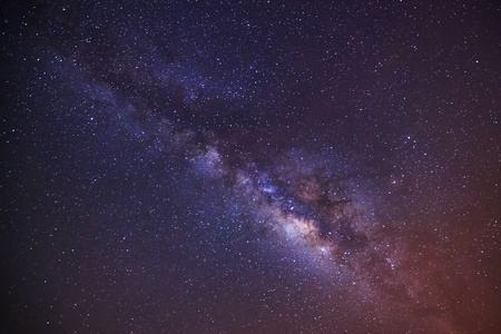 在夜晚的天空，长时间曝光的照片，机智的美丽银河