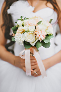 粉色和白色新娘的花束