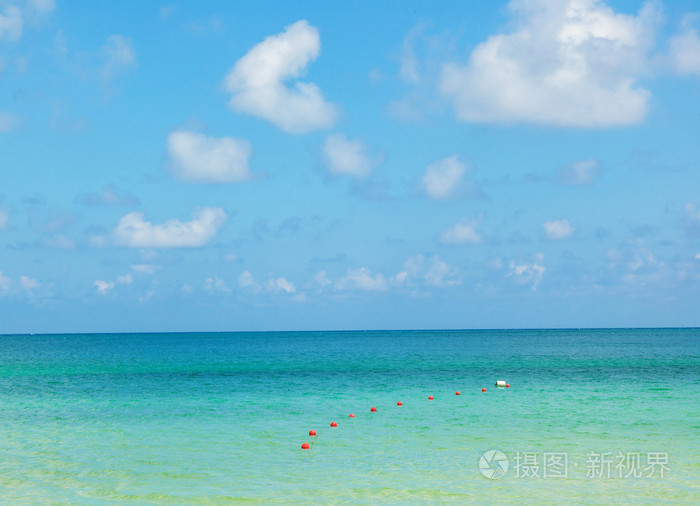 绿松石海水和蓝天.美丽的海景