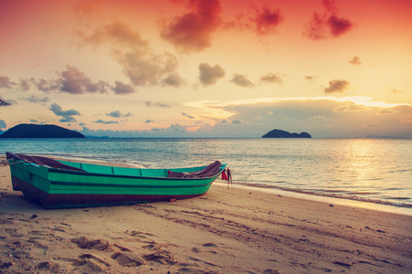 小船的背景下美丽的日落海滩上。Th