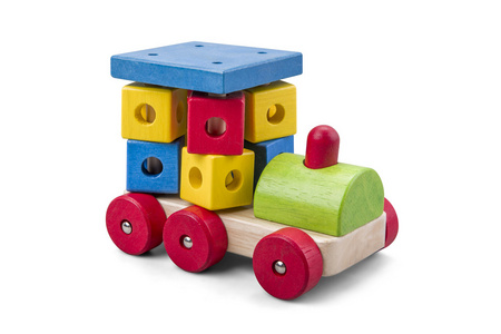 木制车卡车玩具与丰富多彩的块孤立白色