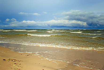 在波罗的海的海滩上美丽的日出