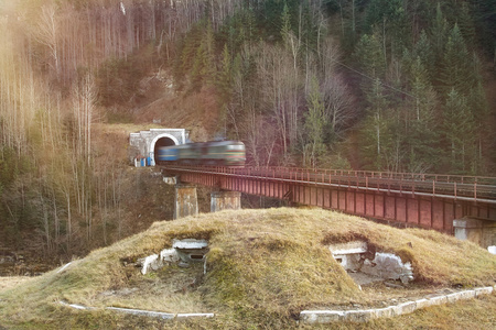 老柴油旅客列车在隧道中图片
