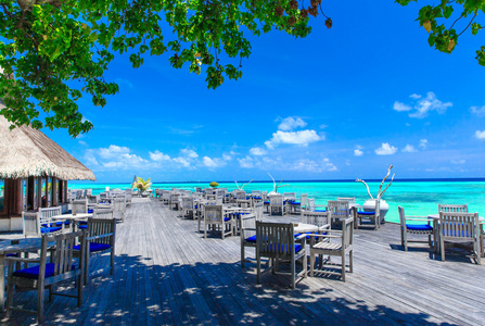 咖啡馆和蓝色泻湖的海滩
