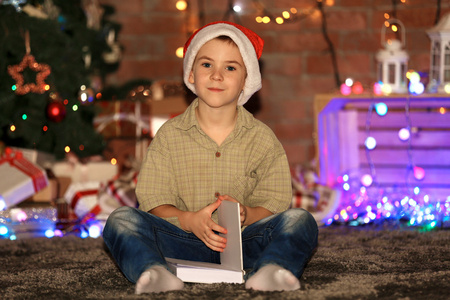 与本书坐在家里上一个圣诞节的男孩